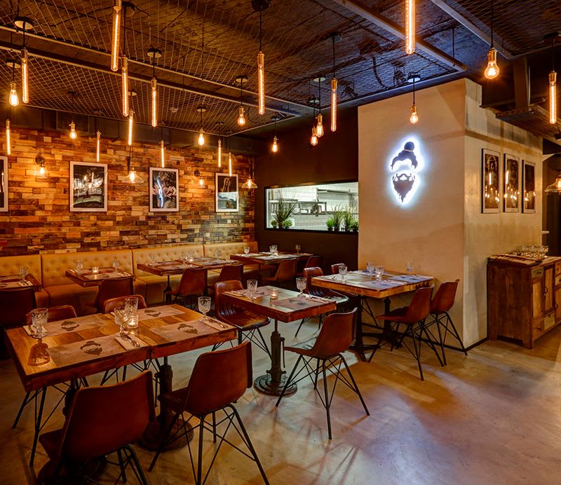 Przestronne wnętrze restauracji indyjskiej Guru w Warszawie